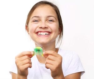 Read more about the article 8 SEMNE prin care aflii daca  COPILUL tau are nevoie de APARAT DENTAR