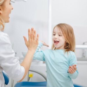 Coroane dentare pentru copii – când sunt recomandate și ce beneficii au?