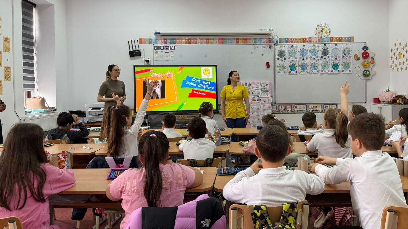 Dr. Adnana Mocanu, medic stomatolog pentru copii SmileART Moinești într-o activitate în școli de educație și prevenție dentară