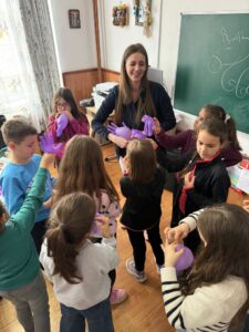 Dr. Ina Scovronschi, medic stomatolog pentru copii, la Școala George Călinescu,
Onești