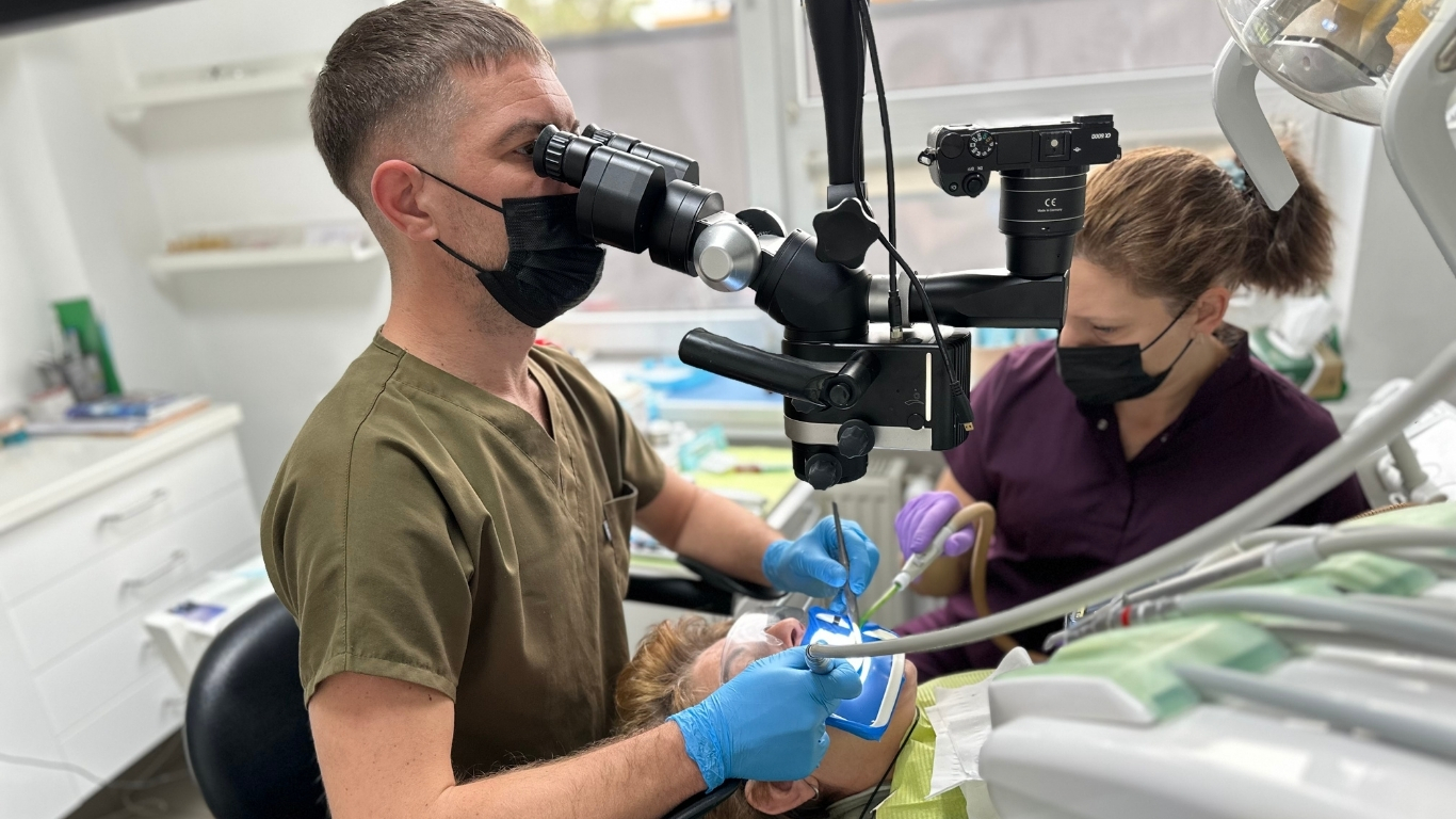 Tratament de canal la microscop la SmileART Onești
