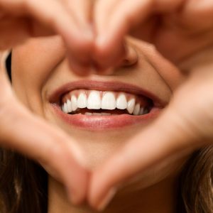 Pacient în timpul unei consultații stomatologice în clinica SmileART