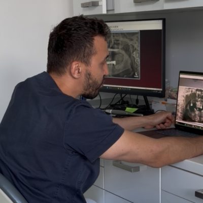 Consultație online pe zoom cu o tânără stabilită în Germania.