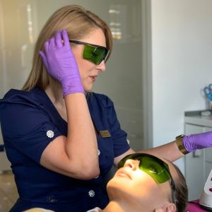 tratament cu laser pentru boala parodontală la SmileArt Onești și Moinești