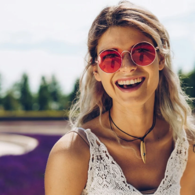 femeie-fericita-in-vacanta-fara-dureri-de-dinti